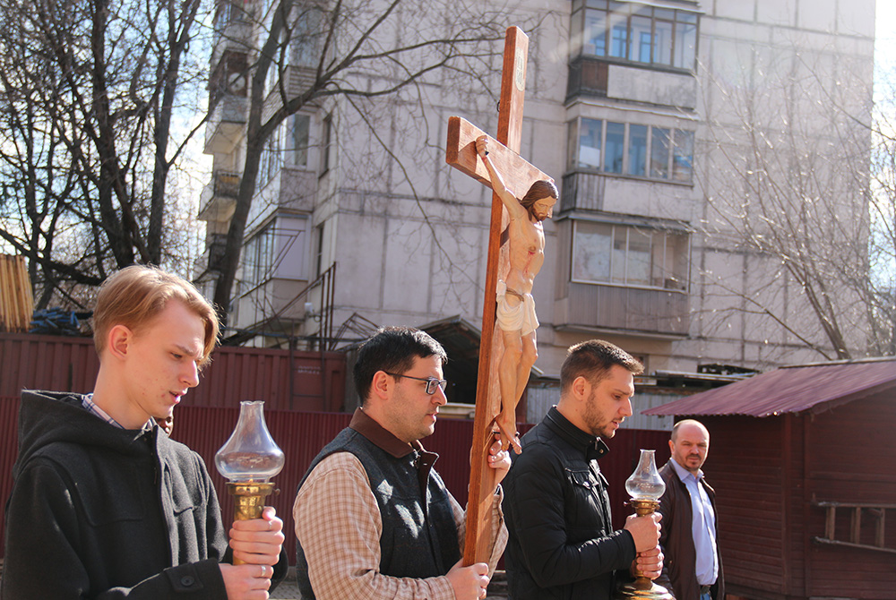 Слава божья москва. Крест верующих. Церковь Божья блоггер. Крестный ход в Москве 2022 году.